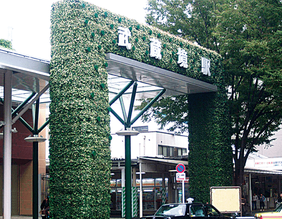 武蔵境駅南口壁面緑化ゲート